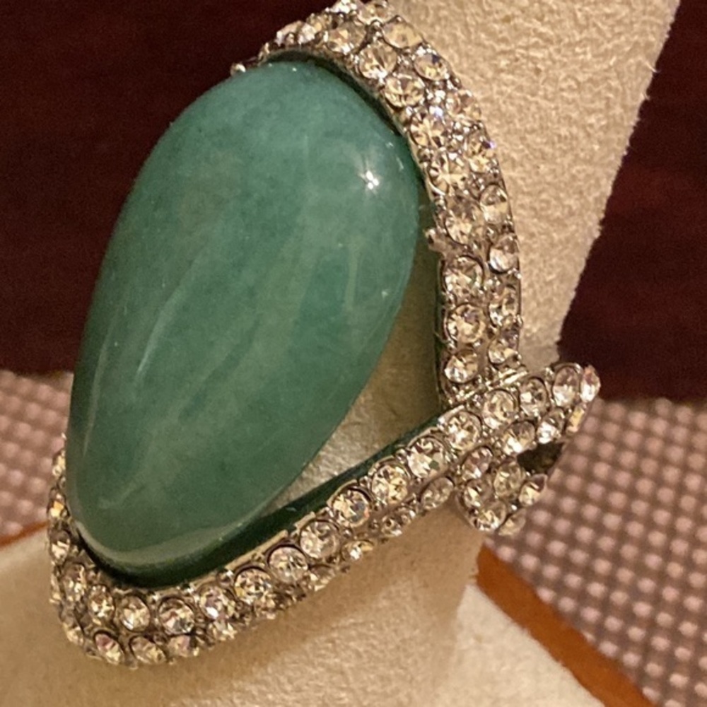 NWOT Stunning pear shaped green stone ring on silver tone with faux diamonds
